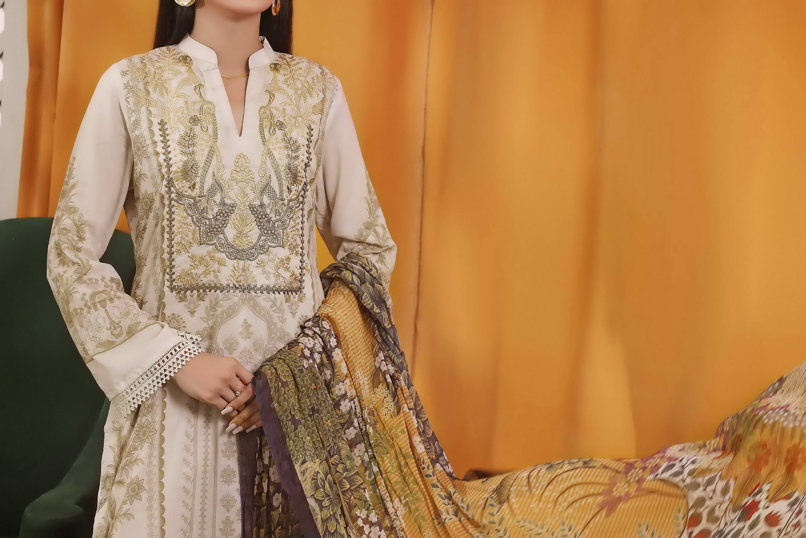 Ayesha Alishba Emb Lawn D-20 - Image 3